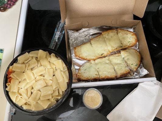 Rigatoni with Pomodoro and Garlic Bread with Cheese