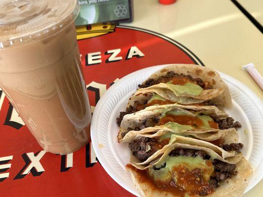 Tacos De Asada en tortilla de Harina  con guacamole bomb! Agua de Sebada!