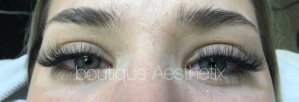 Varigated lengths of Volume set gives a whispy look on lash extensions.