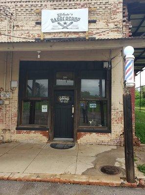 Wade's Barber Shop in Tioga, TX