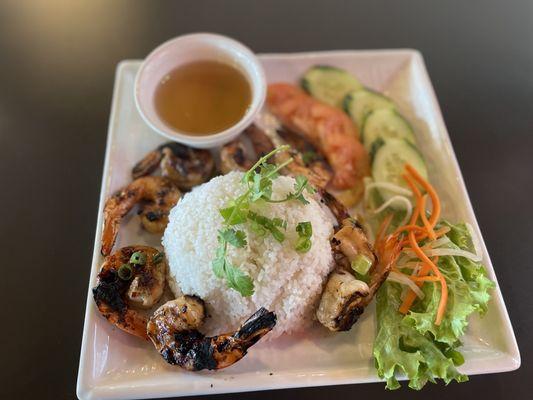 C-5 Com Tom Nuong (BBQ jumbo shrimp over broken rice)