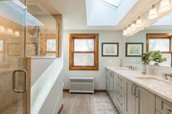 A main bathroom with colors and material selections inspired by the shoreline.