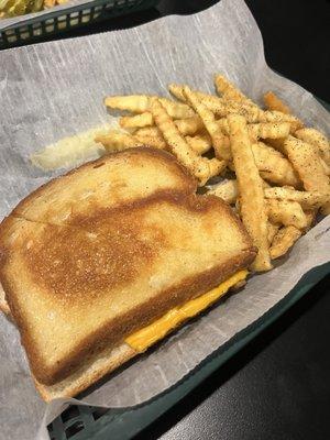 Grilled cheese & seasoned fries