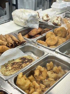 Yucca frita, tacos dorados con pollo, nuegas, tamale de elote, riguas( the long masa)