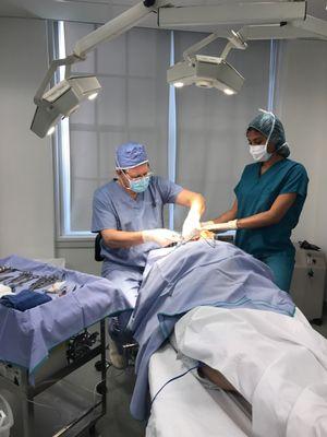 Dr. Lesesne performing plastic surgery in his Park Avenue surgical suite.