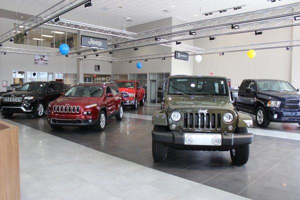 Davis-Moore Chrysler Dodge Jeep RAM showroom.