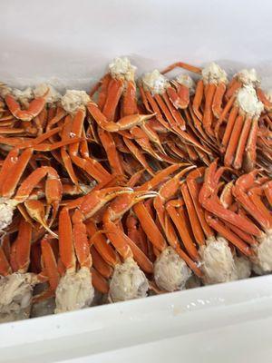 Frozen Jumbo Snow Crab weight then steamed