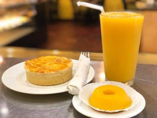 Chicken pie with mango juice and Brazilian pastry