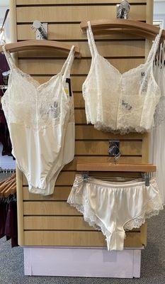 Pretty set for fall brides