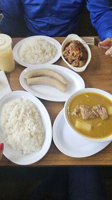 Sancocho, arroz blanco, guineo y rabo