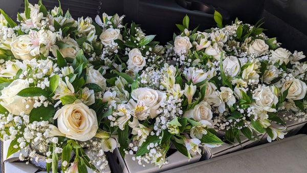 Centerpieces with white roses, baby's breath and astromeria.