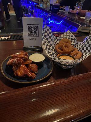 Honey BBQ Wings & Onion Rings basket