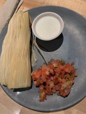 Tamal de pollo en salsa verde