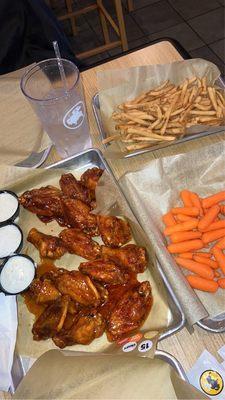 15 traditional wings with carrots and fries