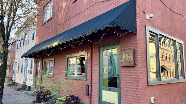 The façade and front door of the restaurant at the corner of 17th and Sarah St.