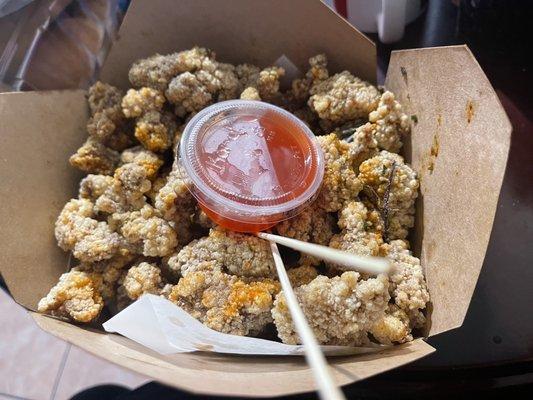 Popcorn chicken with sweet and spicy sauce