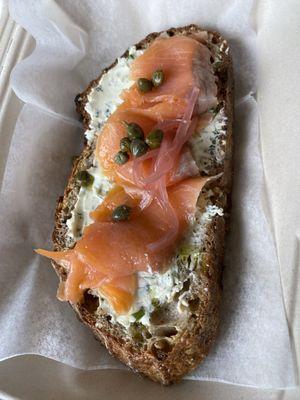 Smoked salmon tartine