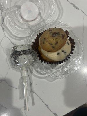 Cookie dough cupcake and cookies and cream cake pop