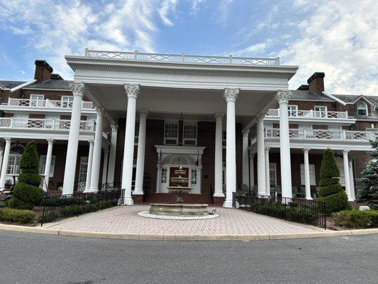 Front of Inn where restaurant is located downstairs of.