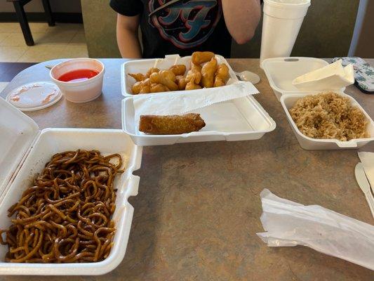 Plain lo-mein , egg rolls sweet &sour chicken and fried rice w 2 drinks. We ate for just under 25$ a ton of food and it was great.