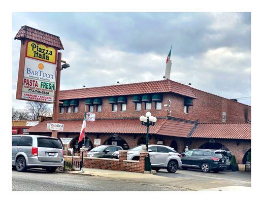 Pasta Fresh!This Place is in Italia Piazza! Harlem/Addison Area! Quality Quality Quality! Amazing Service! Great Products!.but Cash Only! :[