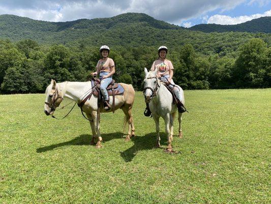 Horseback riding, mountains