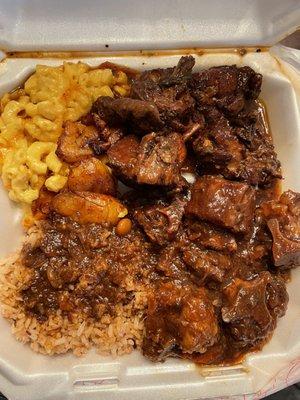 Brown stew chicken and oxtails