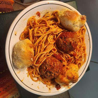 Spaghetti and meatballs with garlic knots