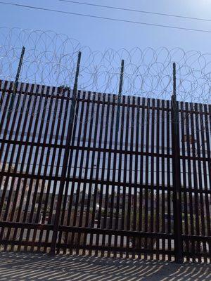 09.21.19 barbed wires and lots of border patrol here