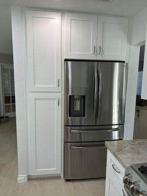 White shaker modern remodel kitchen cabinets at San Diego vanities and kitchens cabinet store. Kitchen pantry, quartz countertop