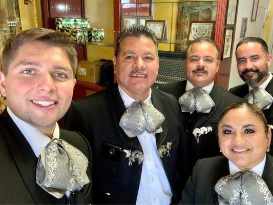 Mariachi alma mexicana  Disfrutando nuestro trabajo