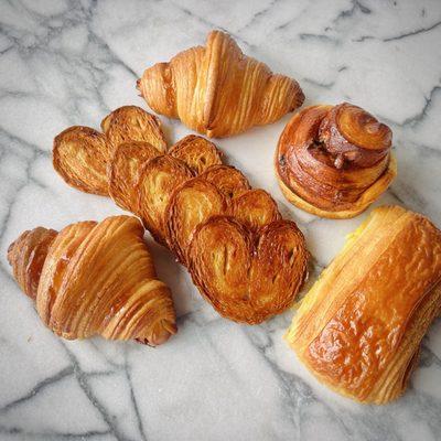 Croissants, palmiers, pain aux raisin, pain suisse