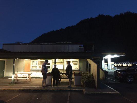 Crisp air and mountains surround this wonderful diner..