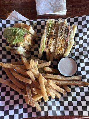 Turkey Club (Moose-carved turkey breast, Daily's bacon, fresh lettuce, tomato, and cheddar cheese on toasted sourdough) $14: 5 Stars