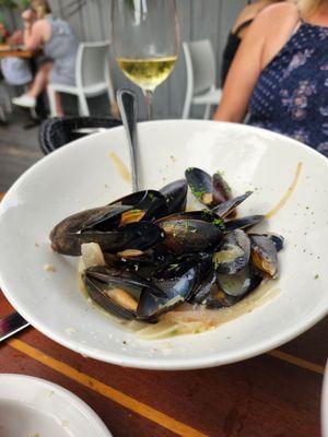 Mussels in white wine garlic sauce