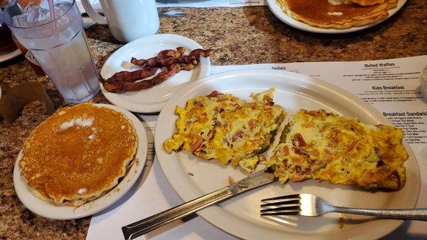 Fluffiest, tastiest pancakes ever! Crunchy bacon and California omelette!