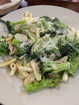 Cavatelli and broccoli in the garlic oil