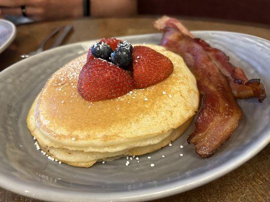 Kids pancakes and bacon