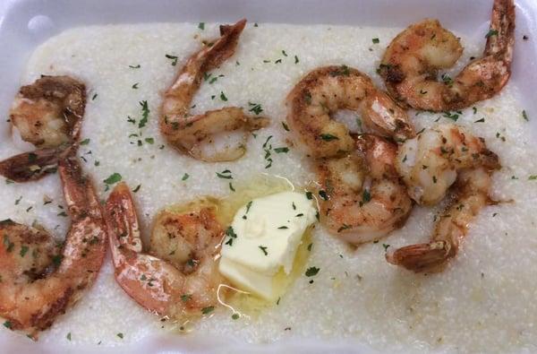 Grilled shrimps with grits