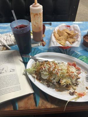 Huarache de asada y una agua de jamaica chica