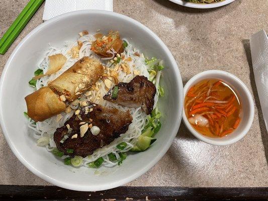 Vermicelli bowl with beef and an egg roll