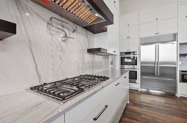 Beautiful Kitchen cooktop area!