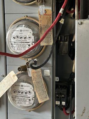 Hot swapping the main circuit breaker