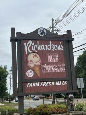 Richardson's sign on S Main St