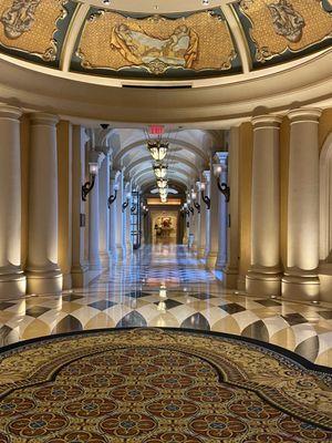 Hallway in Venezia tower to Bouchon restaurant