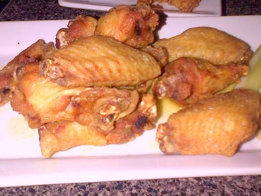 Garlic wings delish.place is a gentlemen's club but food here is amazing kitchen closes @11:45pm be there @ 11 or go hungry