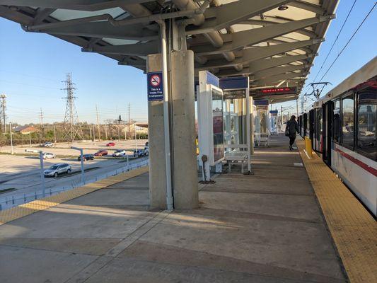 Shrewsbury-Lansdowne I-44 Metrolink platform