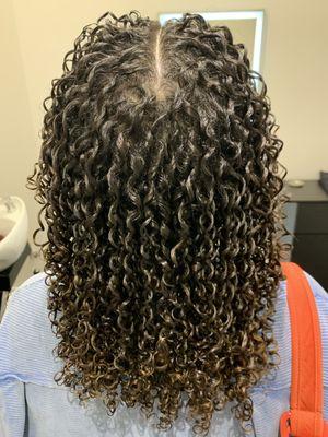 Fresh defined finger curls