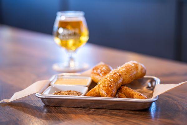 Pretzel sticks & beer cheese fondue