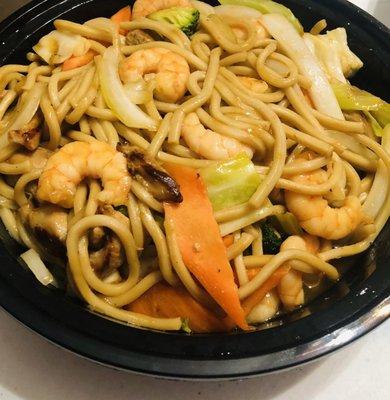 Noodles with shrimp and chicken